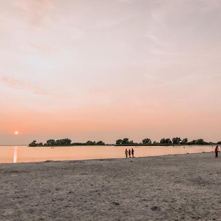 Stijlvol appartement op strand Makkum Buitenkant foto