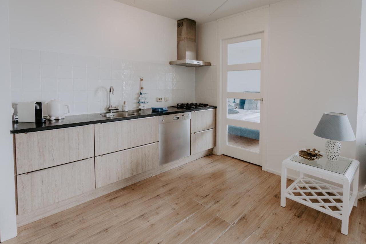 Stijlvol appartement op strand Makkum Buitenkant foto