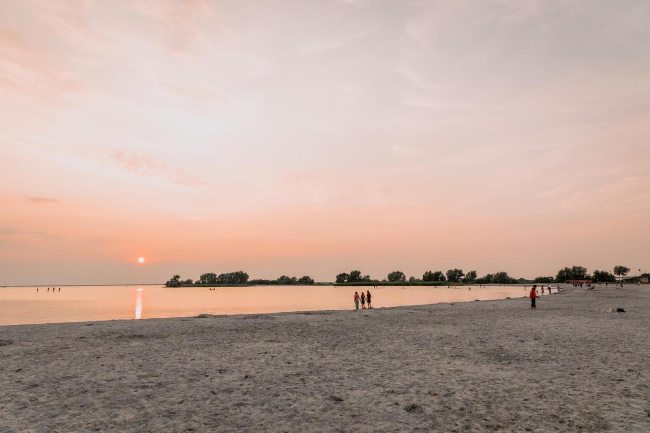 Stijlvol appartement op strand Makkum Buitenkant foto