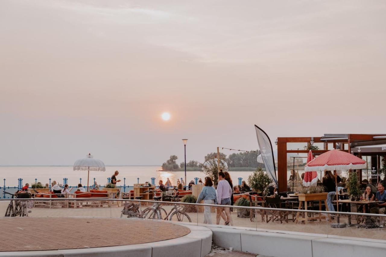 Stijlvol appartement op strand Makkum Buitenkant foto